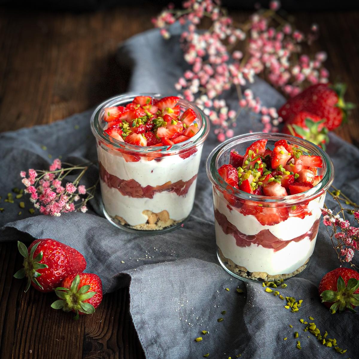 Rezeptbild: ERDBEEREN RHABARBER DESSERT IM GLAS