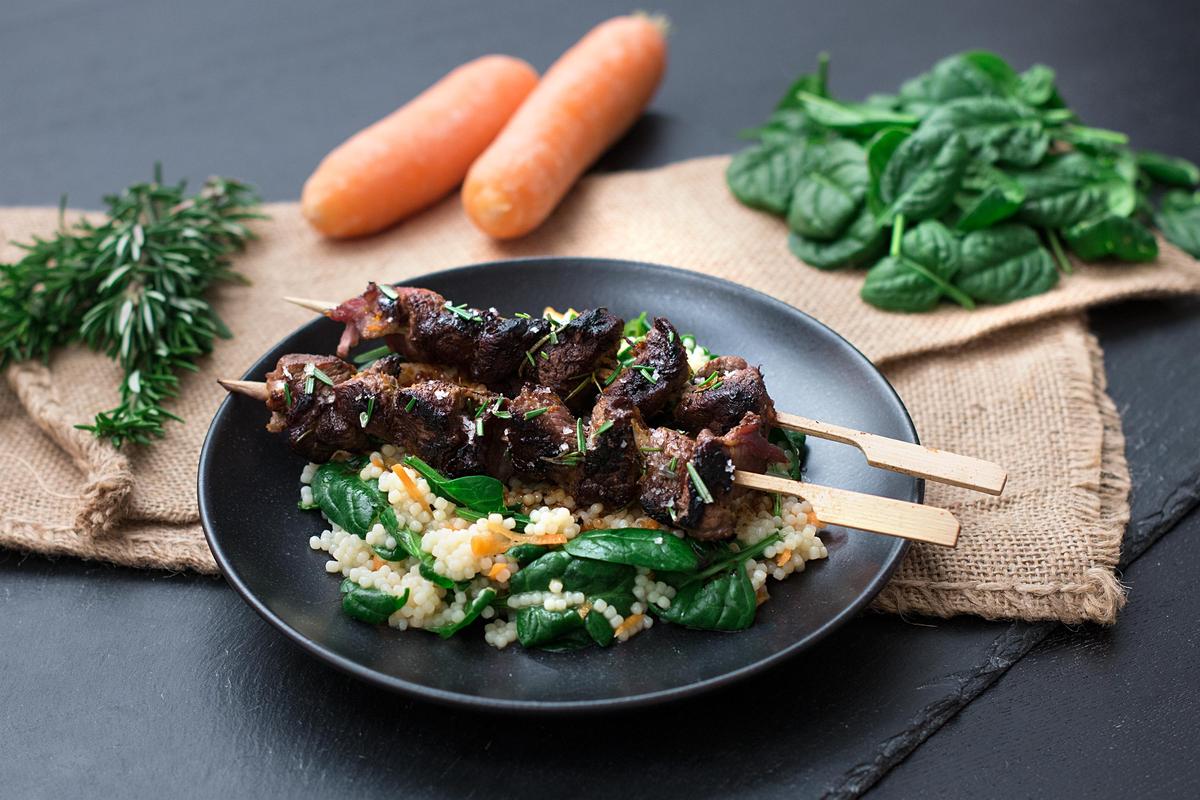 Rezeptbild: Honig-Lammspieße mit Couscous und Babyspinat