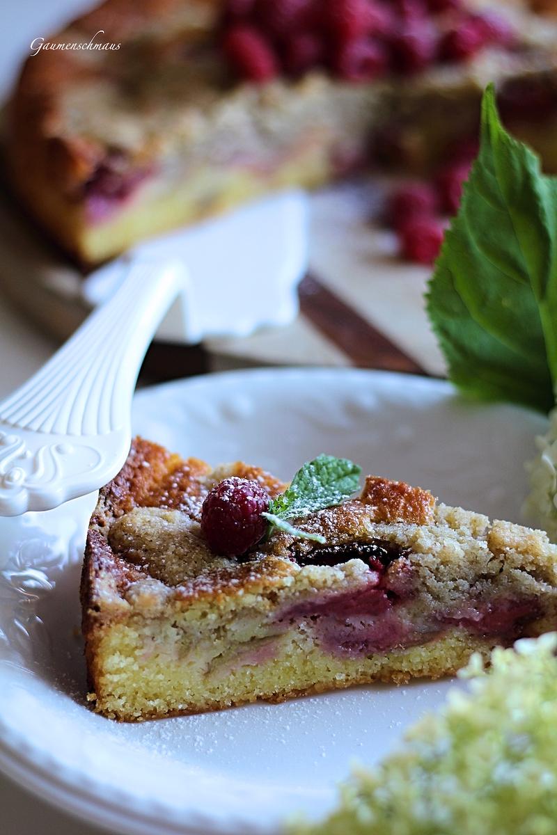 Rezeptbild: Erdbeer-Rhabarberkuchen mit Dinkelstreusel