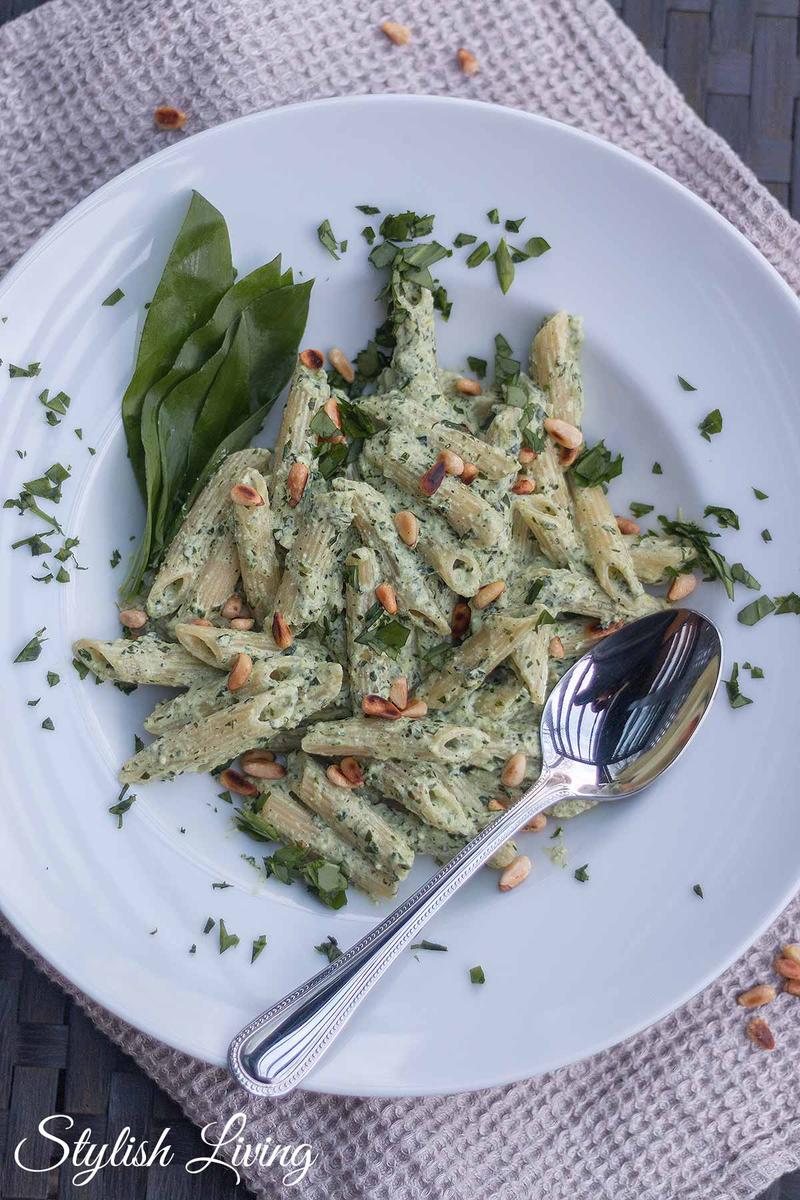 Rezeptbild: Bärlauchpasta mit Ziegenkäse, Ricotta und Pinienkernen