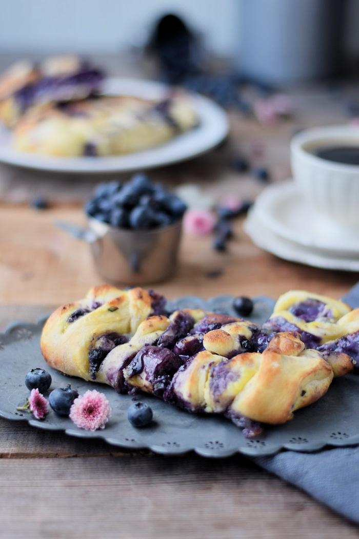 Rezeptbild: Stromboli mit Blaubeeren und Vanillepudding