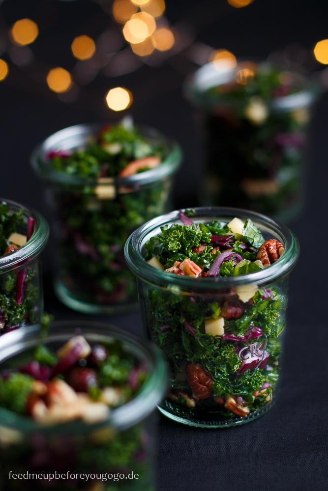 Rezeptbild: Wintersalat im Glas mit Grünkohl, Cranberrys und Champagner-Orangen-Dressing