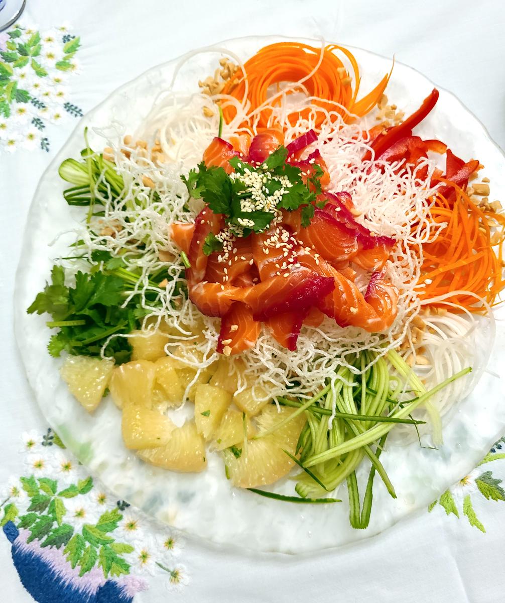 Rezeptbild: Natalie's Lachs Mix mit geworfenem Gemuese Salat
