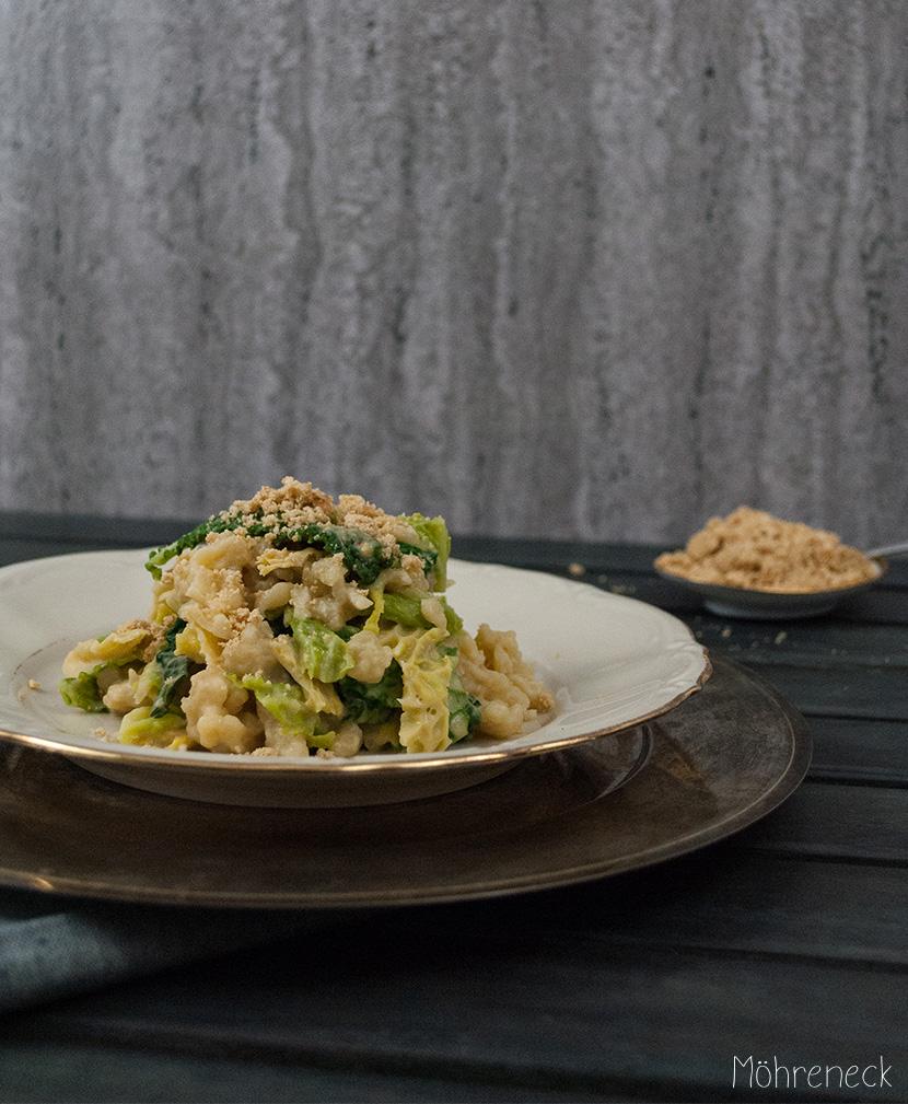 Spätzle mit Wirsing &amp; Hummussauce von Möhreneck • Delicat.io