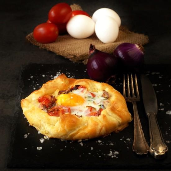 Rezeptbild: Herzhafte Galette mit Tomaten, Zwiebeln, Oregano und Ei