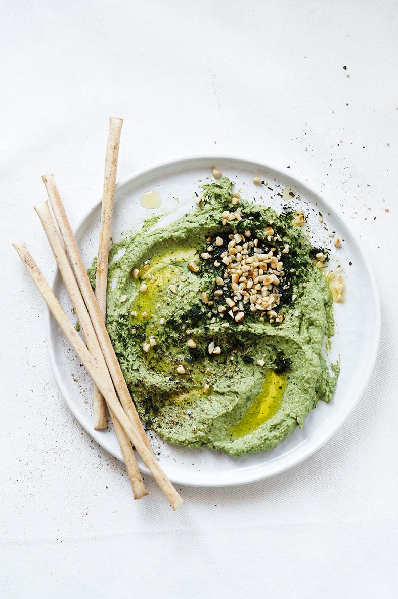 Rezeptbild: HUMMUS MIT SPINAT, ERDNUSSBUTTER & FETA
