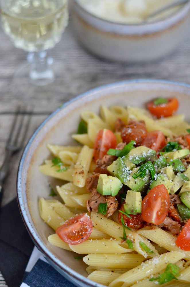 Rezeptbild: Pasta mit Thunfisch, Tomaten & Avocado