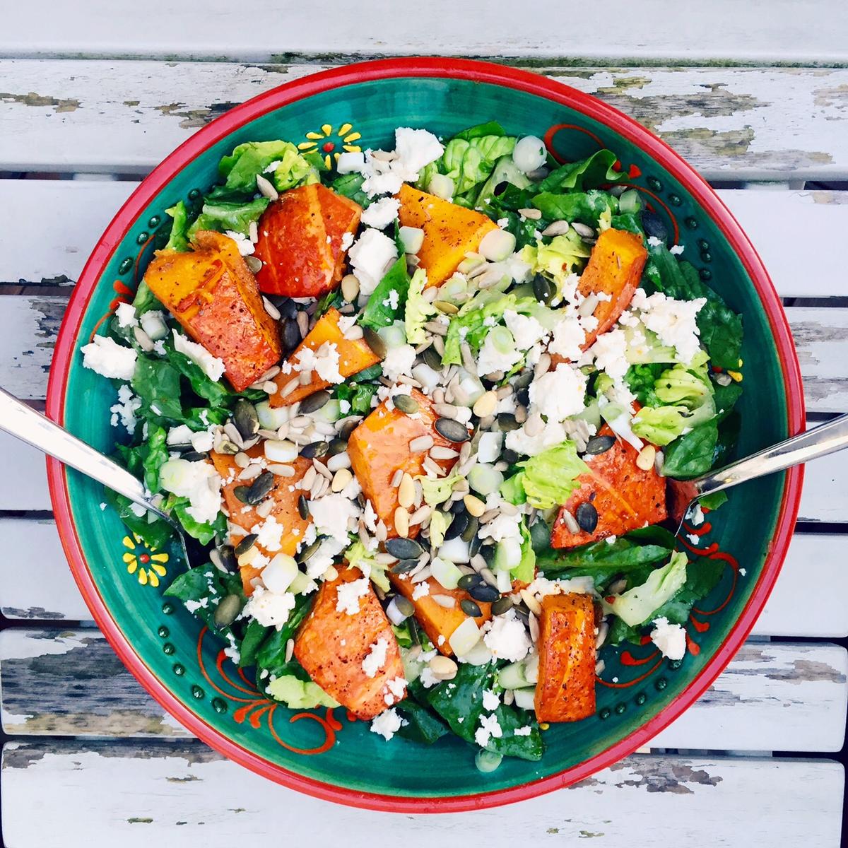 Rezeptbild: Ofenkürbis auf Salat mit Feta