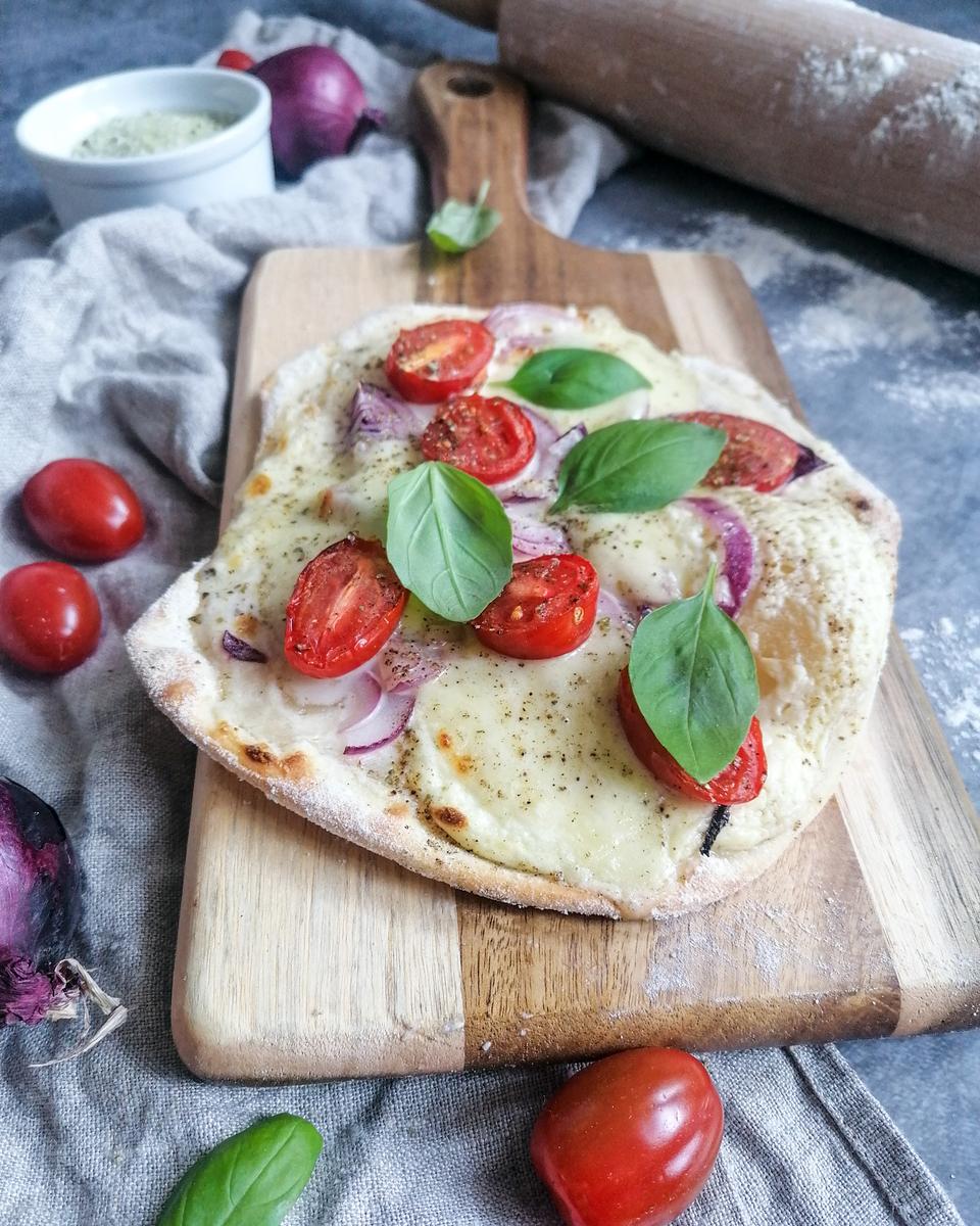 Rezeptbild: Flammkuchen mit Tomate und Mozzarella