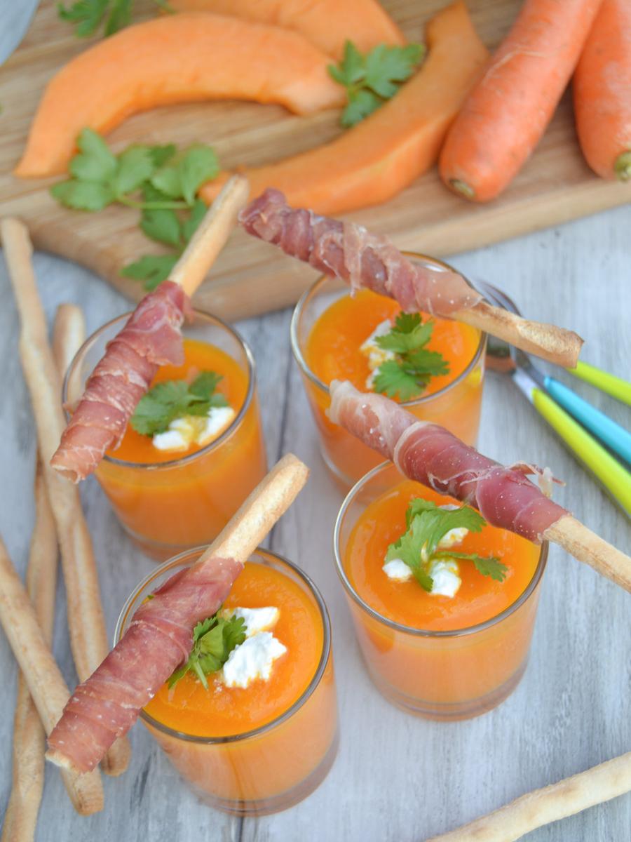Rezeptbild: Kalte Melonensuppe mit Serano und Grissini