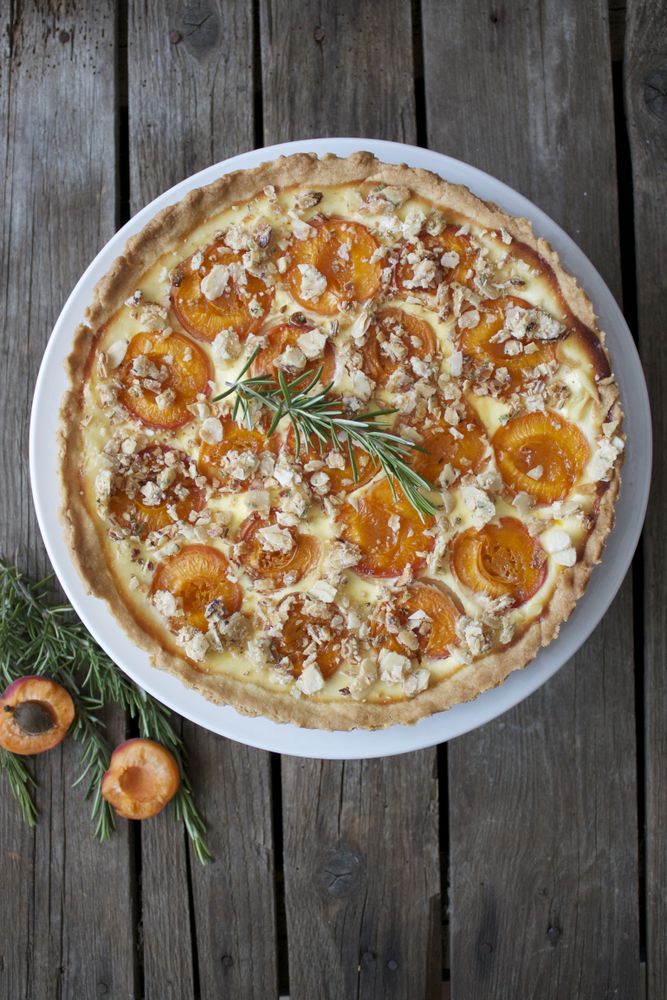 Rezeptbild: Marillentarte mit Mandel-Rosmarin-Krokant