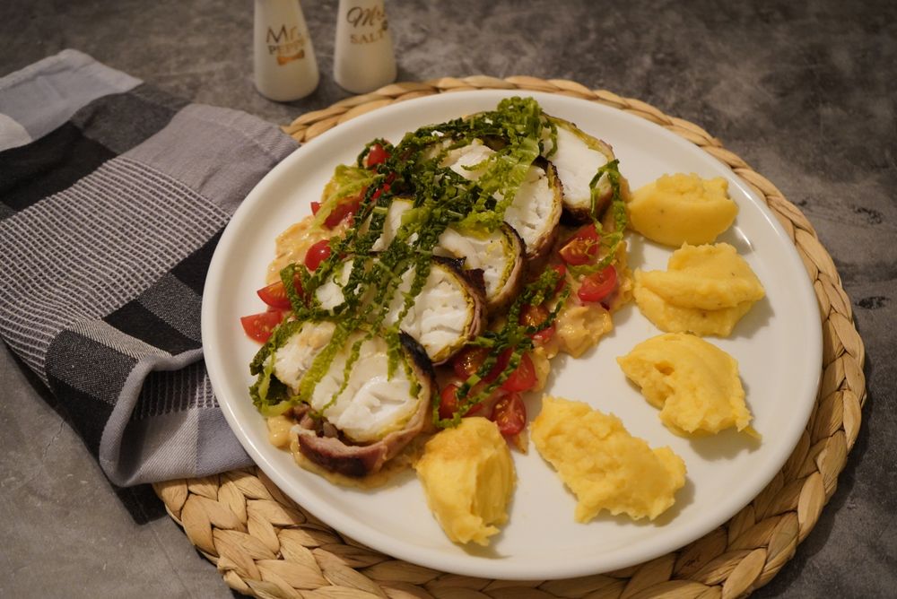Rezeptbild: Skrei oder Kabeljau im Speckmantel mit gestovtem Wirsing und Steckrüben-Kartoffelstampf