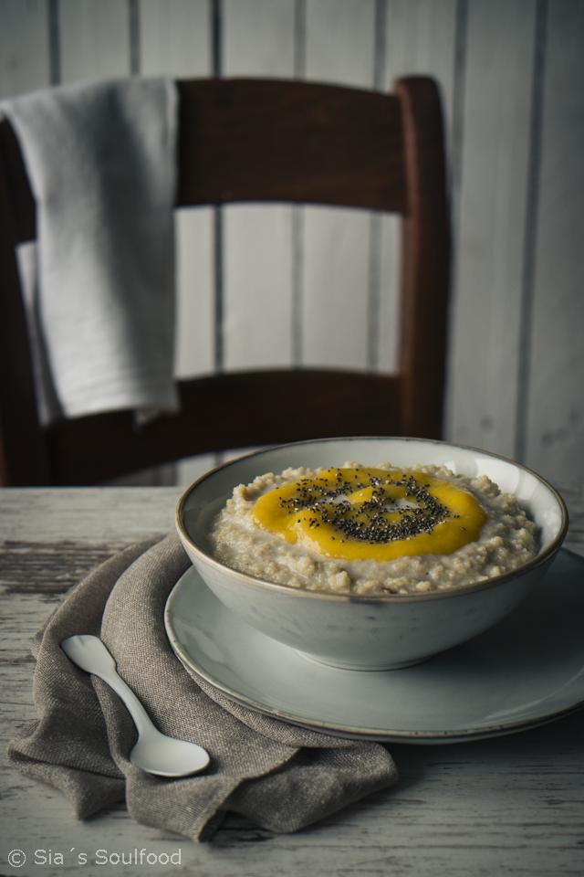 Rezeptbild: Couscous-Kokos-Porridge mit Mangomus und Chia-Samen 
