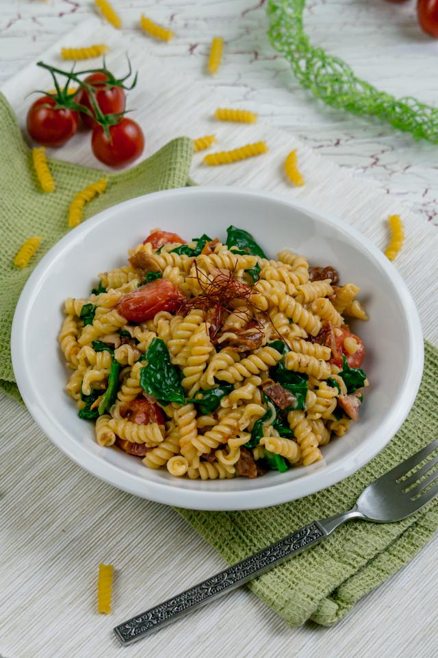 Rezeptbild: One Pot Pasta mit Speck, getrockneten Tomaten und Spinat
