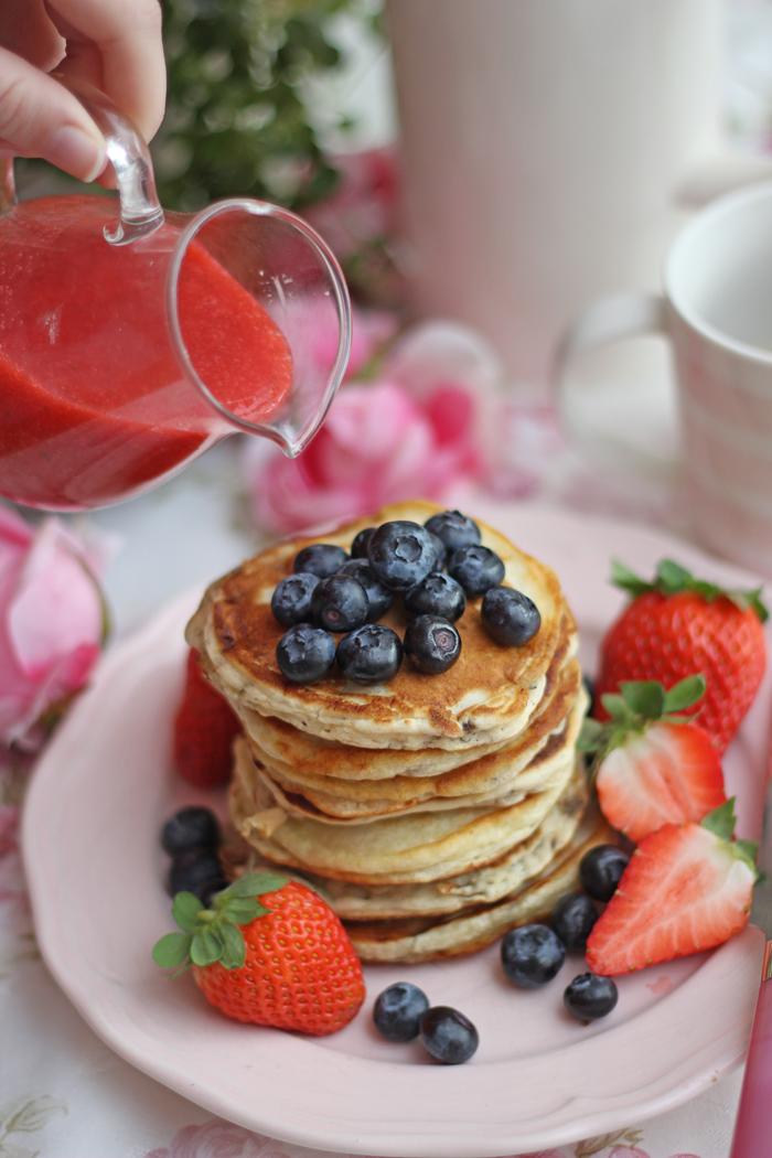 Rezeptbild: Vegane Blaubeer-Pancakes mit Erdbeersoße