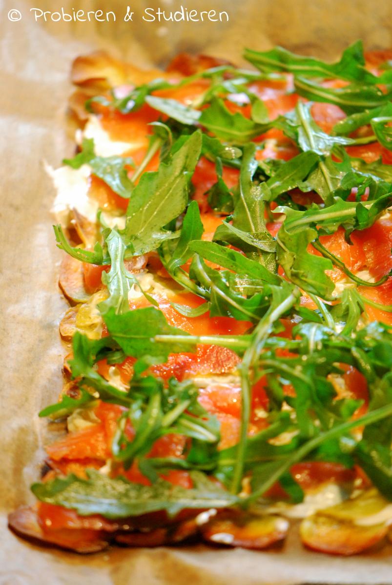 Rezeptbild: Knuspriger Kartoffel-Lachs-Flammkuchen ohne (Hefe-)Teig