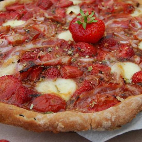 Rezeptbild: Erdbeer-Tomaten-Torte mit Mozzarella und Estragon