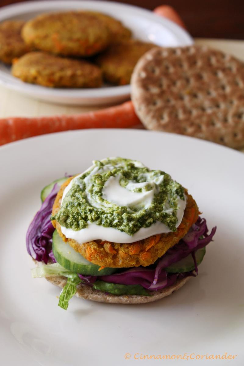 Rezeptbild: Kichererbsen Karotten Burger mit Erdnuss Koriander Pesto
