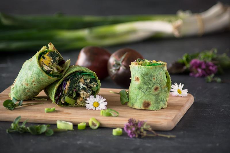 Rezeptbild: Grüner Wrap mit Ei und Wildkräutern