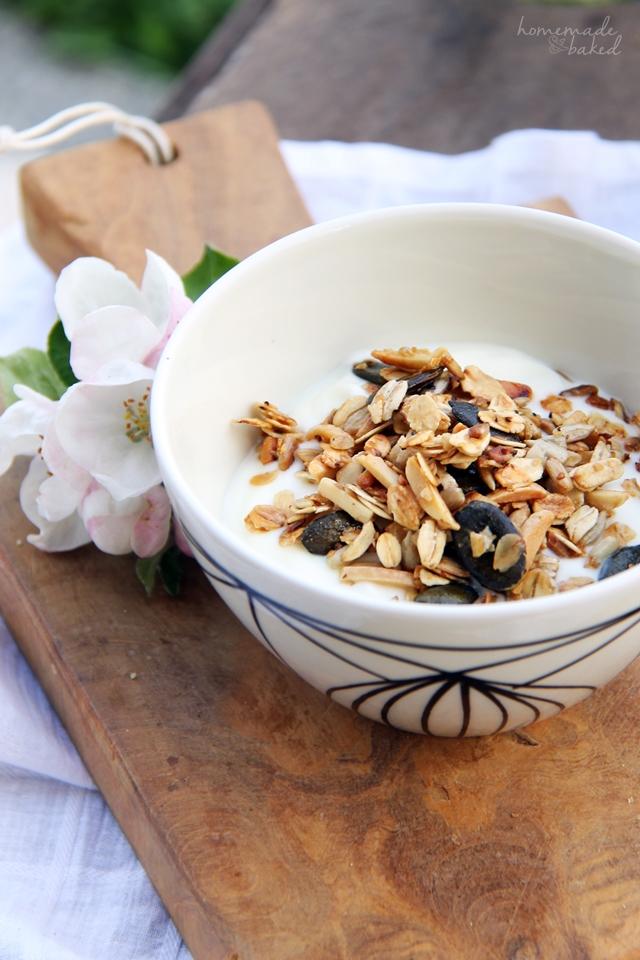 Rezeptbild: Selbstgemachtes Knuspermüsli mit Kürbiskernen und Mandeln