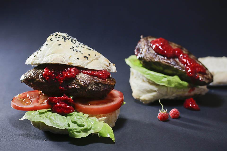 Rezeptbild: Wildschweinburger mit Himbeeren aus dem Wald