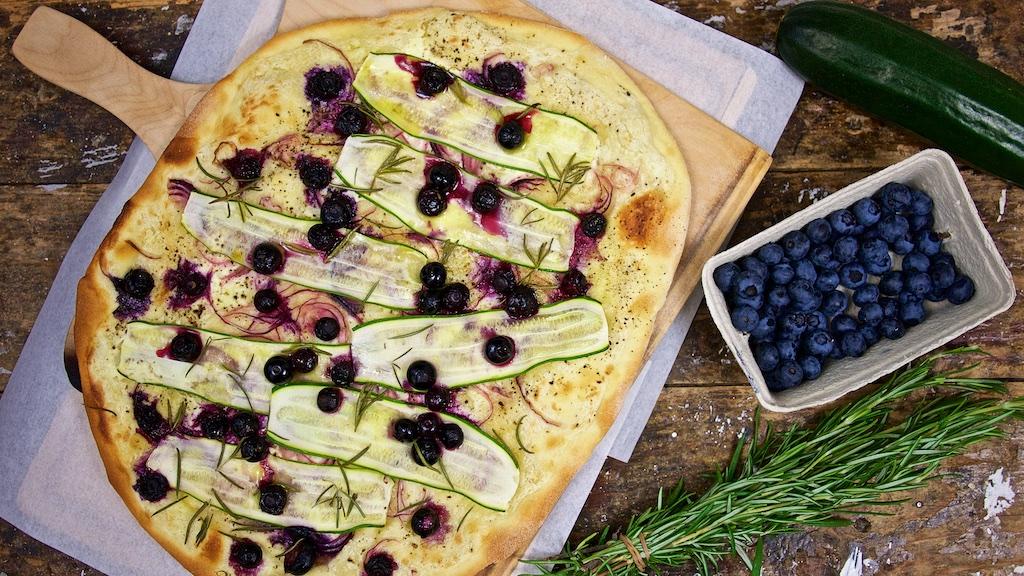 Rezeptbild: Flammkuchen mit Heidelbeeren, Zucchini und Rosmarin