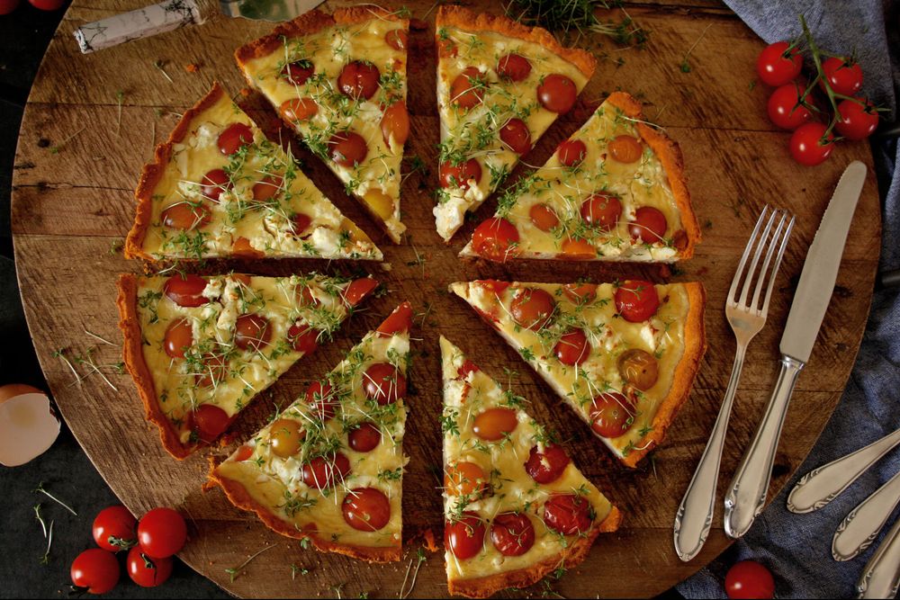 Rezeptbild: Bunte Tomaten-Quiche mit Kresse