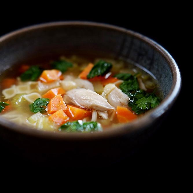 Rezeptbild: Klassische Hühnerbrühe mit Nudeln und Gemüseeinlage