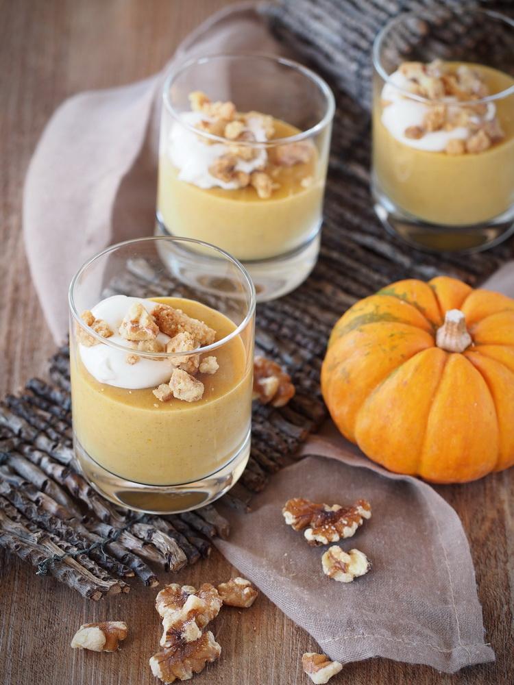 Rezeptbild: Kürbis-Creme mit geschlagener Mascarpone und Walnuss-Streusel