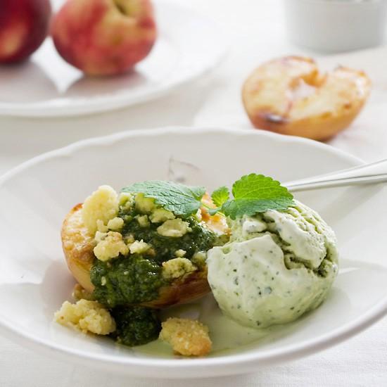 Rezeptbild: Pfirsich mit Pesto und Basilikum-Eis