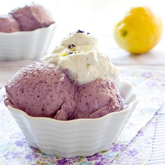 Rezeptbild: Heidelbeer-Mascarpone-Eis mit Veilchen-Sahne