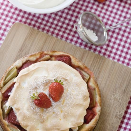 Rezeptbild: Erdbeer-Rhabarber-Kuchen mit Baiserhaube