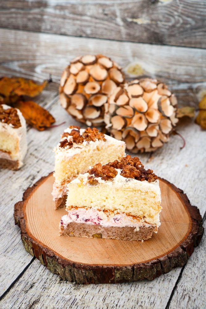 Rezeptbild: Walnusstorte mit Preiselbeersahne