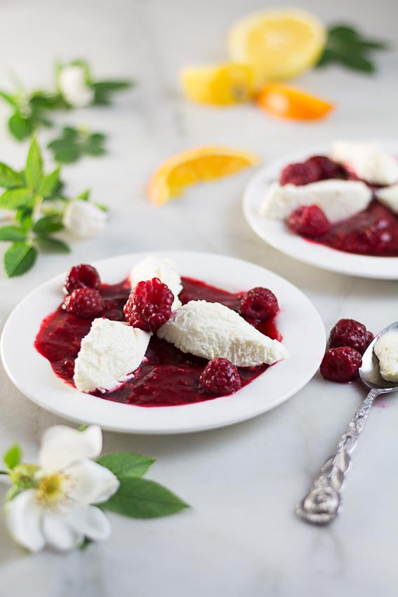 Rezeptbild: Topfen-Obers-Nockerl mit Himbeersauce
