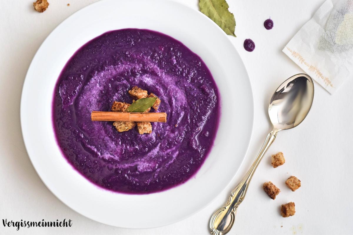 Rezeptbild: Rotkohlsuppe mit Zimtcroutons