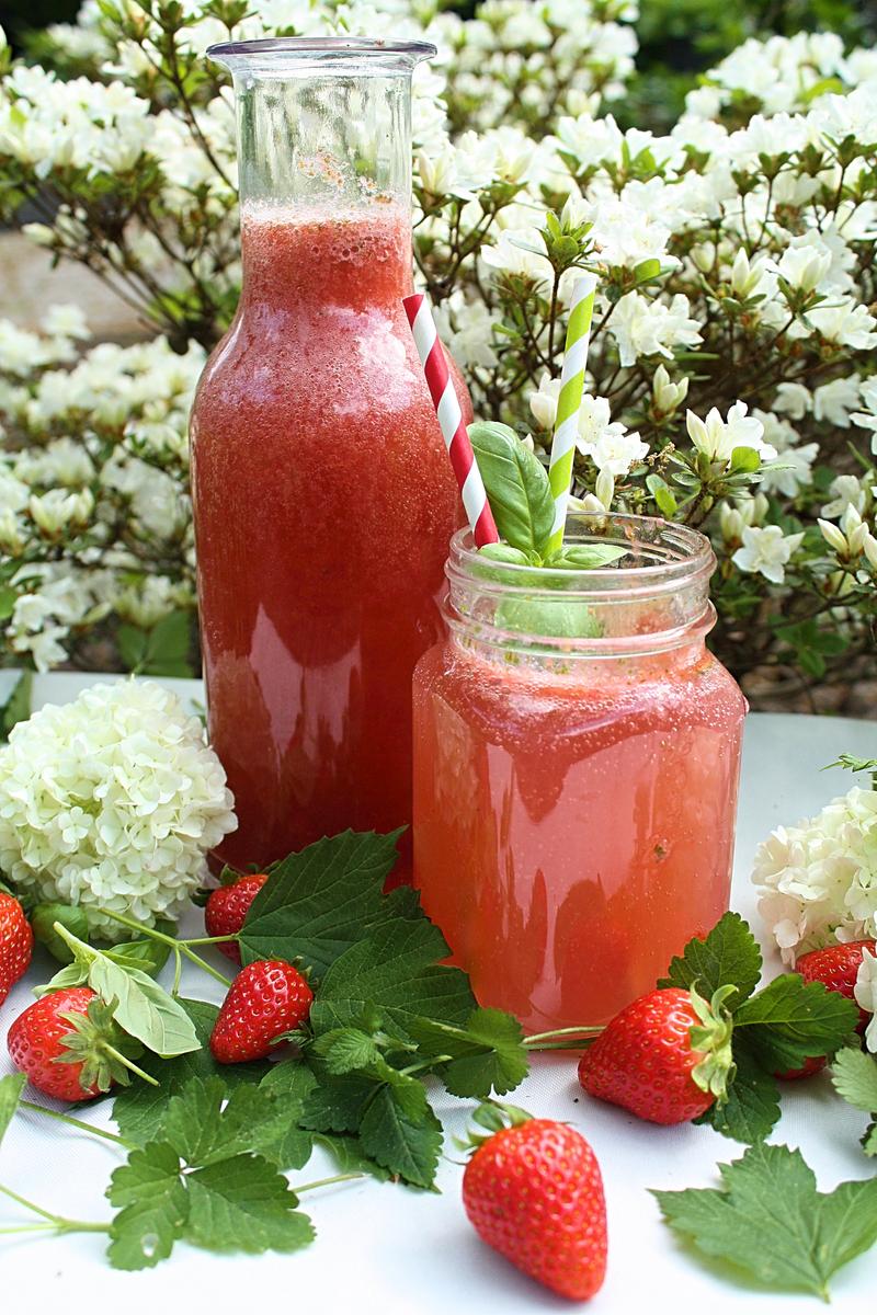 Rezeptbild: Erdbeer Limonade mit Basilikum