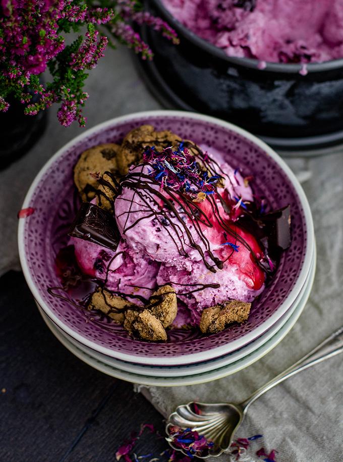 Rezeptbild: Beeriger Frozen Yoghurt mit Toppings