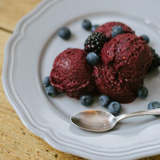 Rezeptbild: dunkles Beereneis
