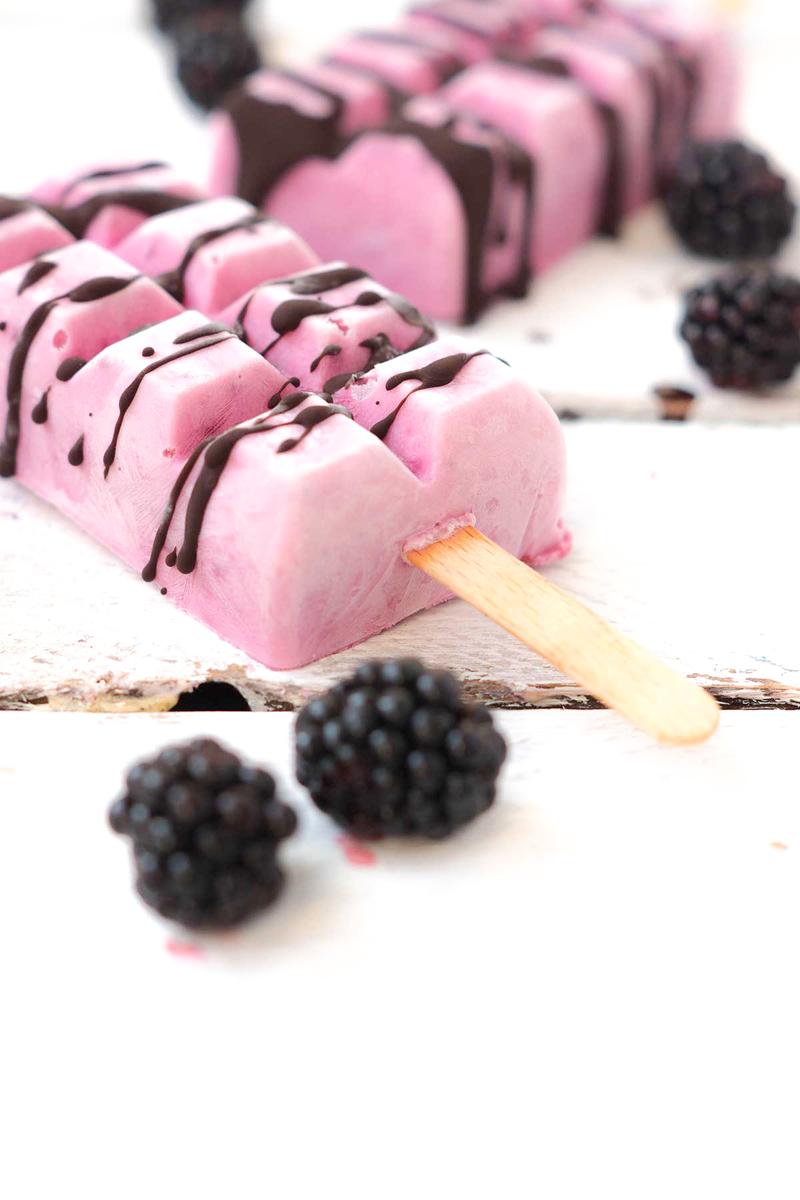 Rezeptbild: Brombeer-Quark-Eis am Stiel