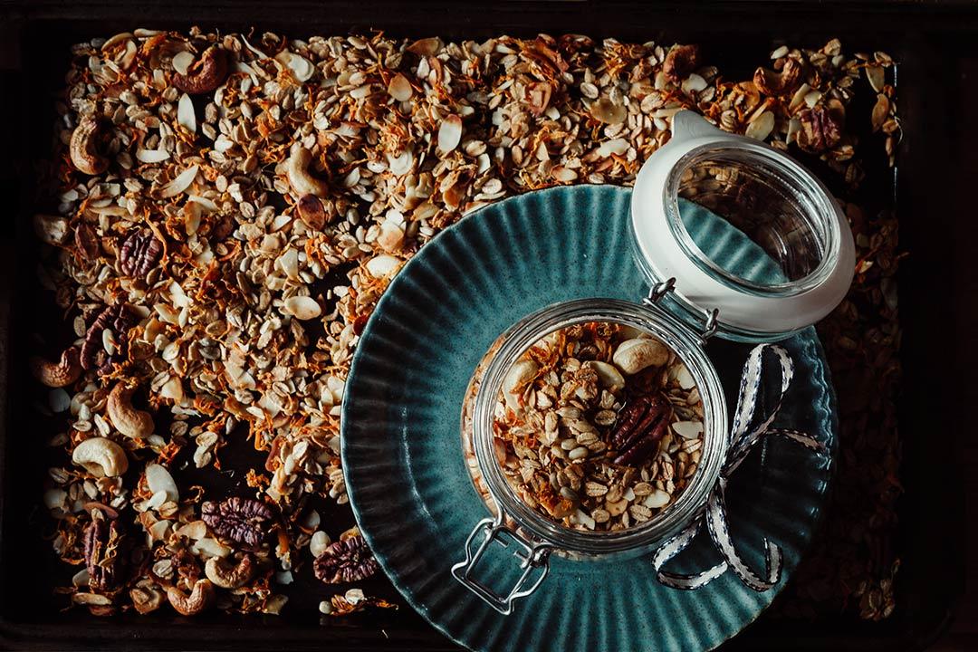 Rezeptbild: Granola mit gerösteten Möhren