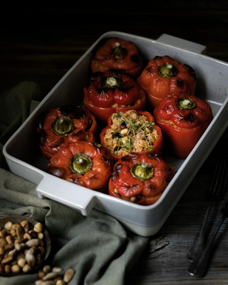 Rezeptbild: Vegetarisch gefüllte Paprika mit Reis & Nüssen | Hausmannskost neu interpretiert