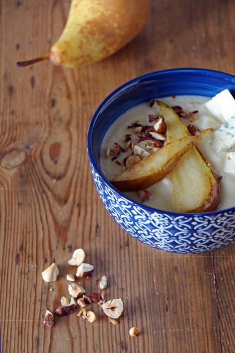 Rezeptbild: Blumenkohl-Suppe mit Birne, Gorgonzola und Haselnüssen