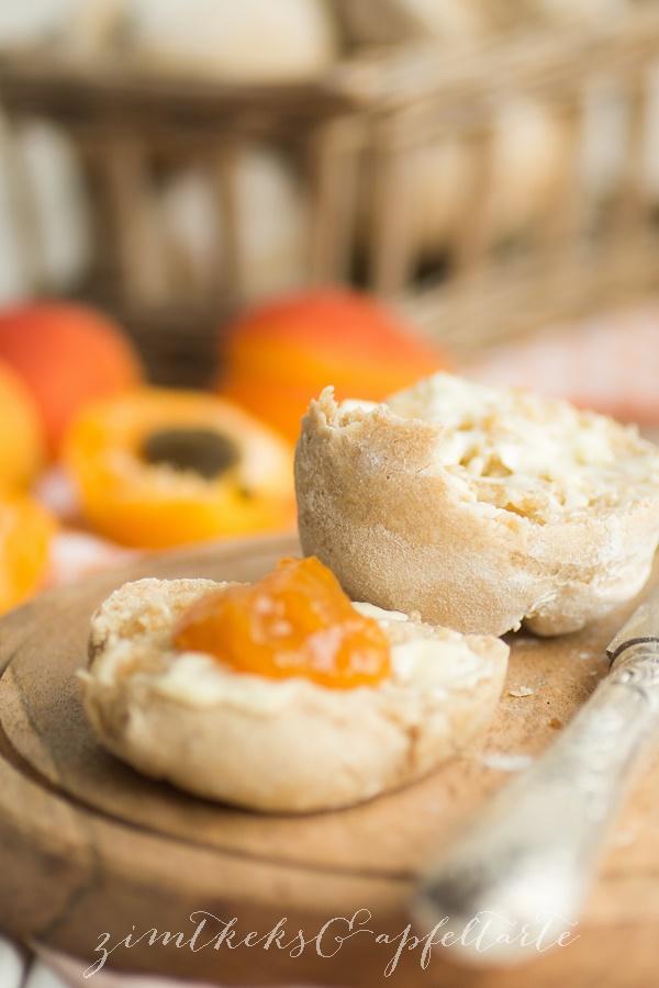 Rezeptbild: Aprikosen-Vanille-Marmelade und Blitzbrötchen