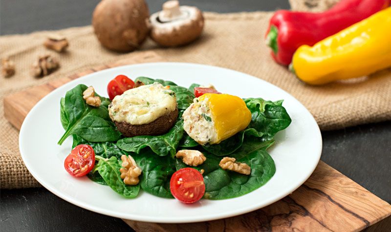 Rezeptbild: Gefülltes Gemüse auf Spinat-Walnuss-Salat
