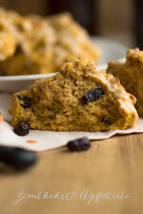 Rezeptbild: Süßkartoffel-Scones mit Cranberries und Guss aus Ahornsirup