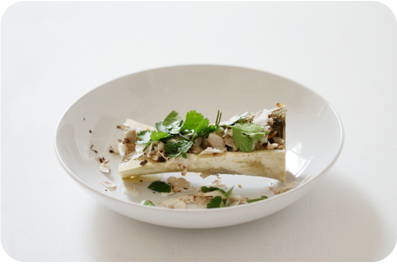 Rezeptbild: Rindermark gebacken im Markknochen, quergesägt, mit Pankokruste, Chamignon, Koriander, Kokos und Norialge