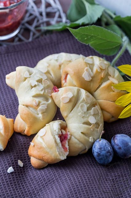 Rezeptbild: Hörnchen mit Zimt-Pflaumenfüllung (Hefegebäck)