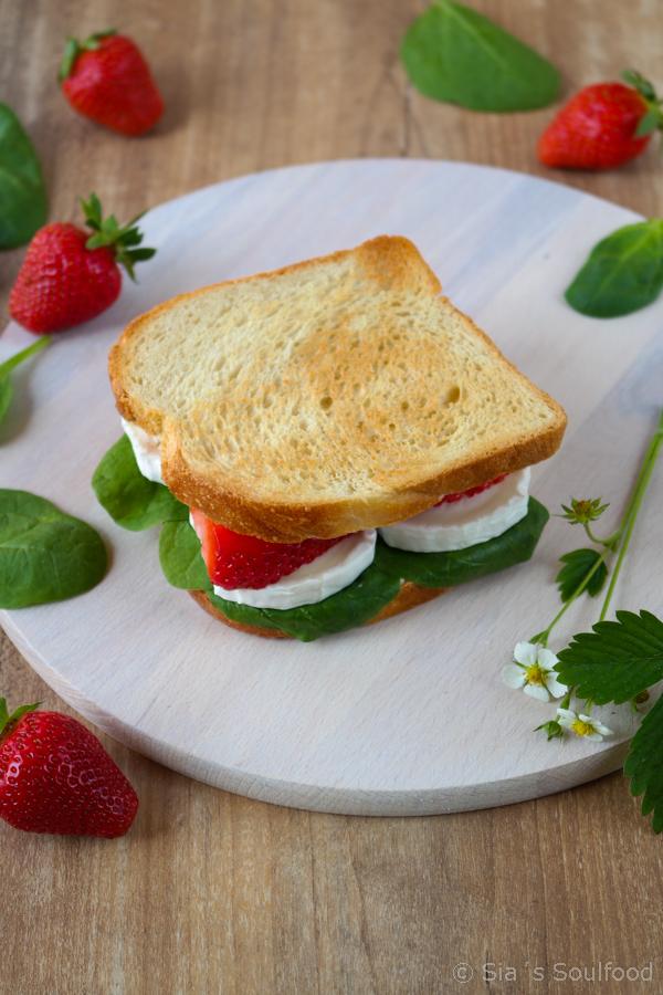 Rezeptbild: Erdbeer-Ziegenkäse-Sandwich 