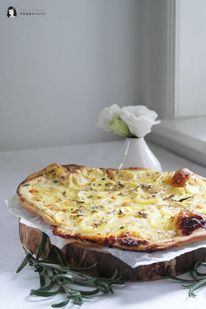 Rezeptbild: Weiße Pizza Bianca Panna mit Kartoffelscheiben, Mozzarella und Rosmarin
