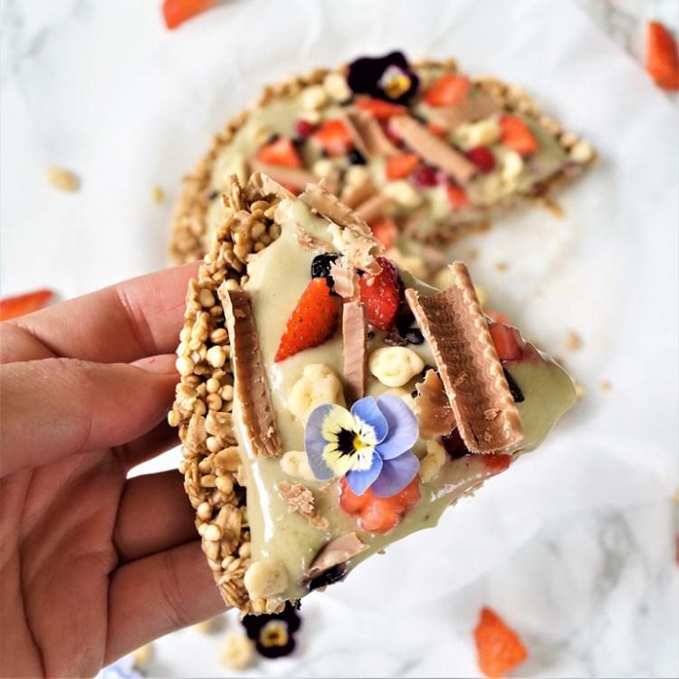 Rezeptbild: Frühstückspizza : Sesamgranolal mit Avocado-Cashewcreme 